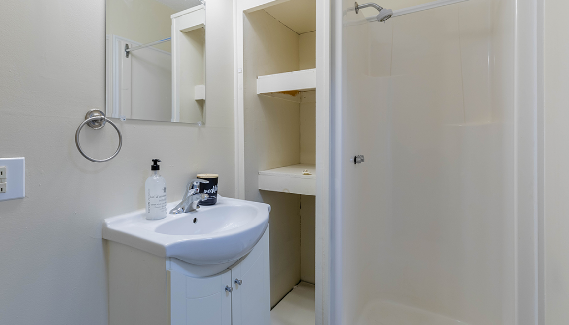 126 Wilsey Bachelor Kitchen Sink Shower Storage