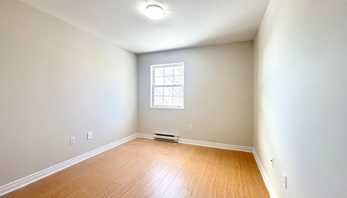 360 Acadie - Bedroom