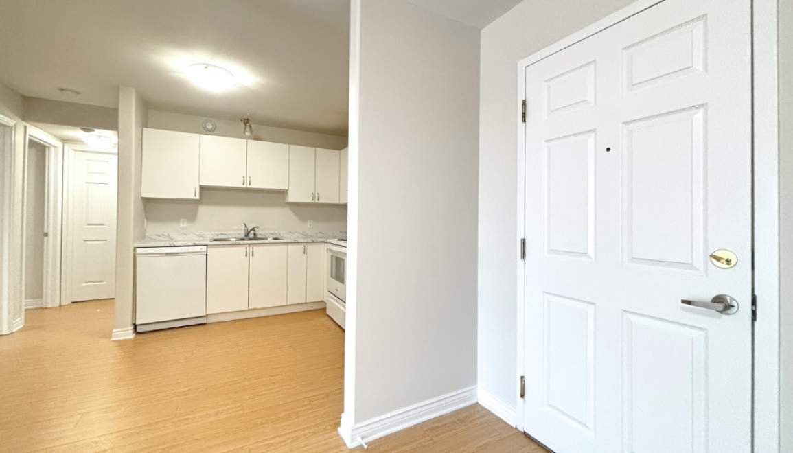 360 Acadie - Entrance