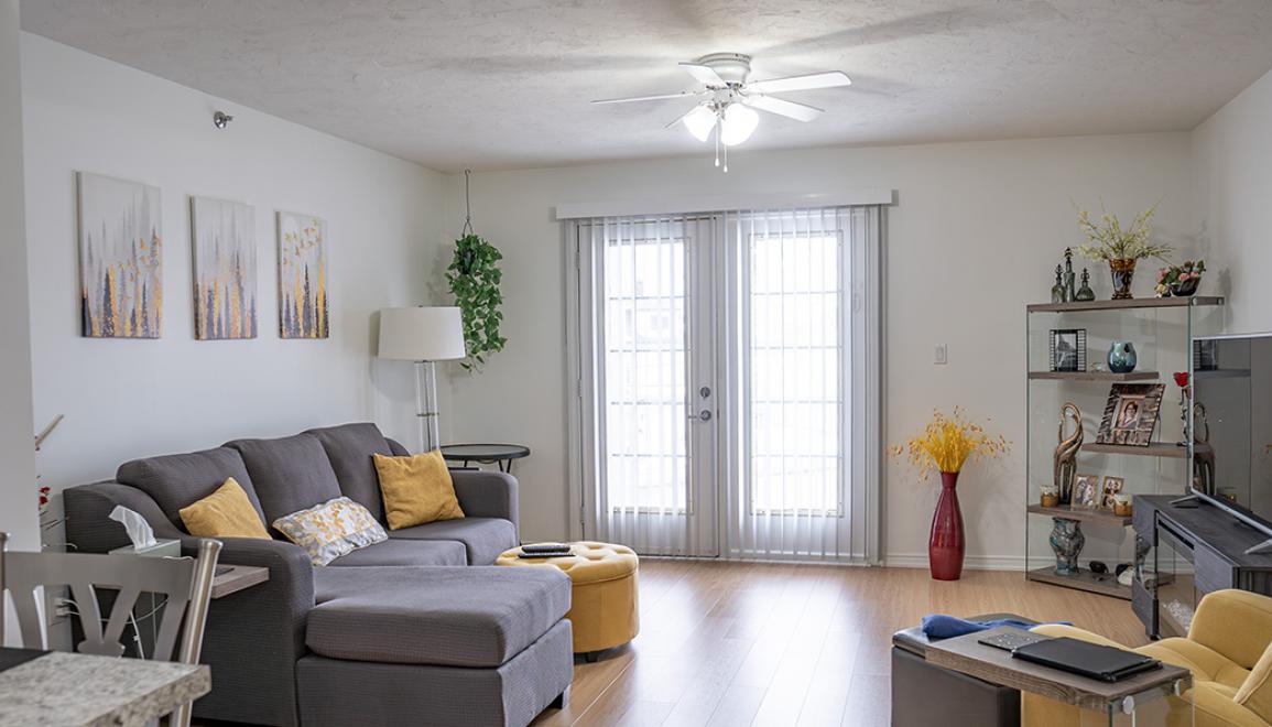 Eagle Ridge Apartments Livingroom with Balcony Window